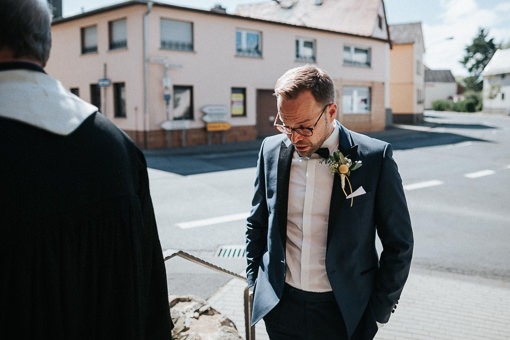 Bräutigam sieht die Braut das erste Mal im Kleid und hat Tränen in den Augen
