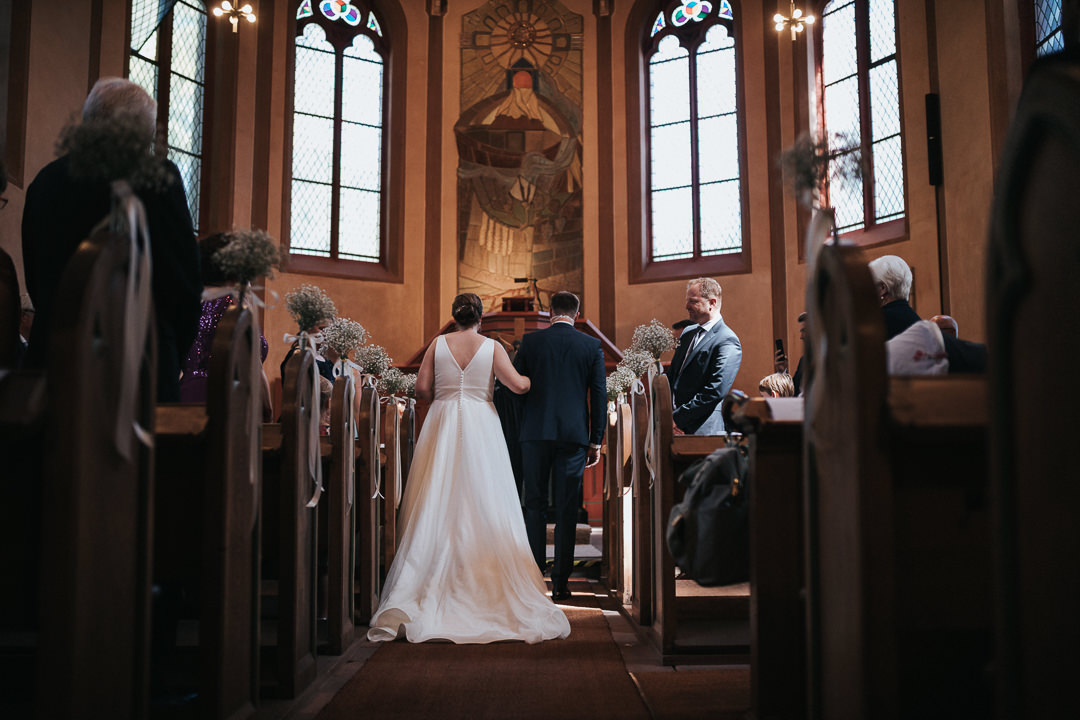 Hochzeitspaar zieht in die Kirche ein