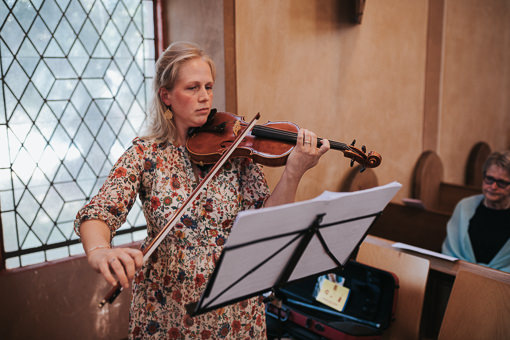 Violinistin bei der Trauung in der evangelischen Kirche Kinzenbach 