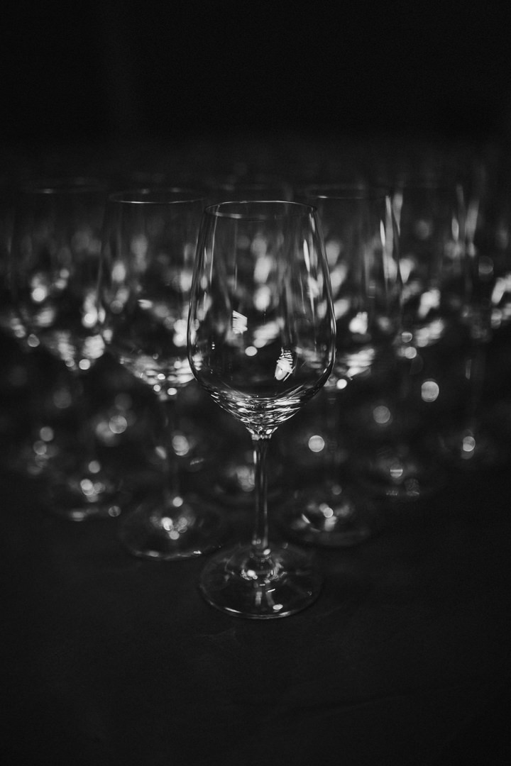 Weingläser angeordnet als Pfeil in Schwarzweiß