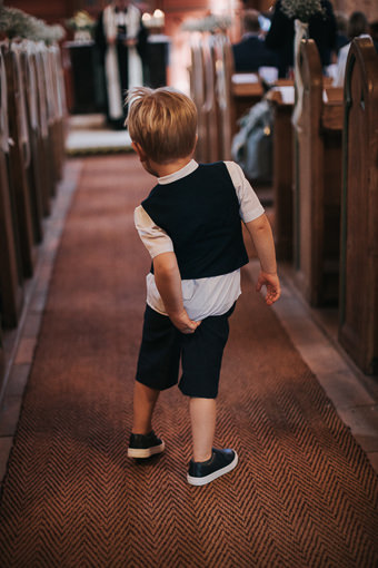 Kleiner Junge in der Kirche