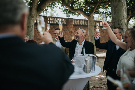 Hochzeitsgäste erheben das Glas