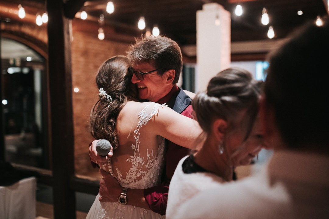 Vater umarmt die Braut.