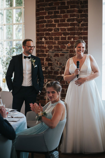 Brautpaar hält eine Rede im Heyligenstaedt