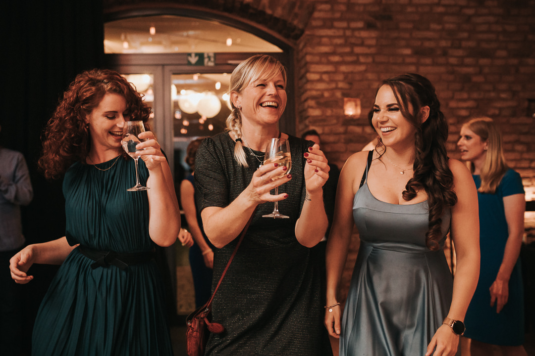 Drei Frauen auf der Hochzeitsparty feiern zusammen