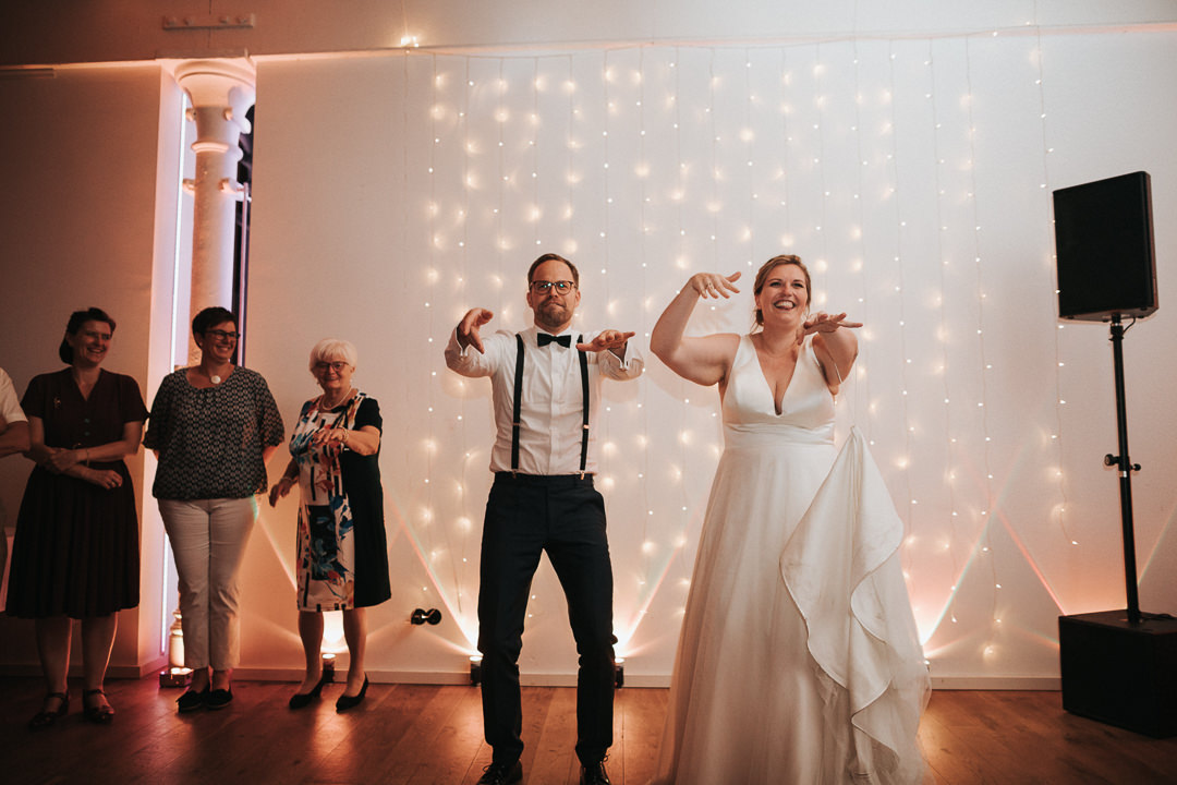 Braut und Bräutigam tanzen Macarena