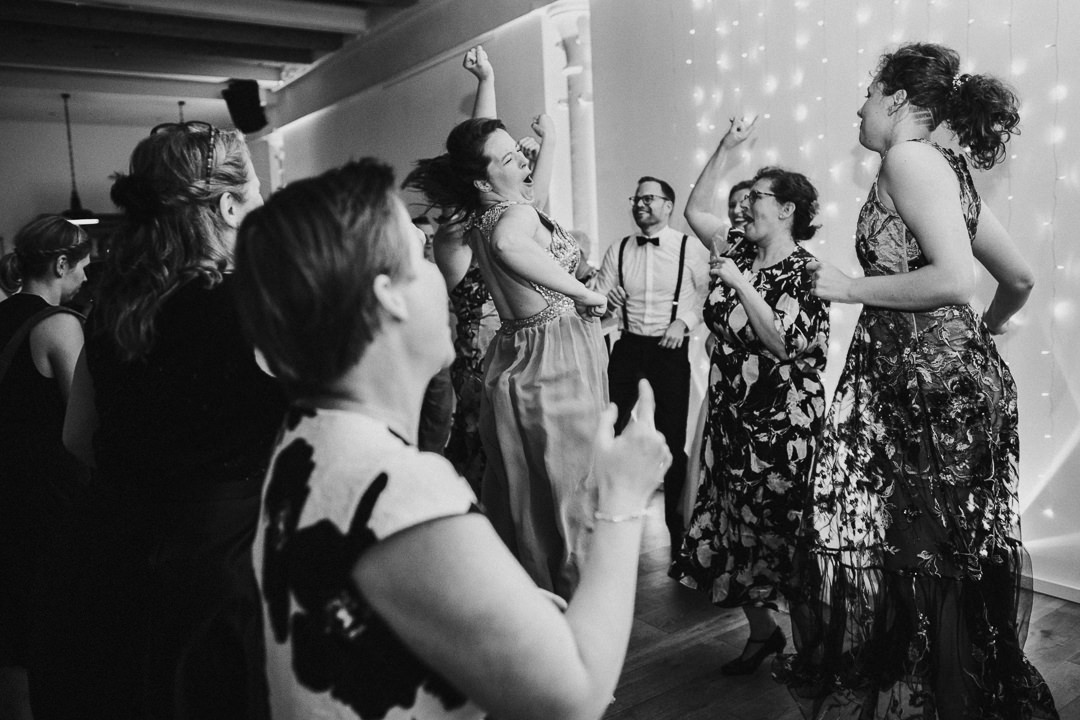Hochzeitsgäste springen beim Start der Party in die Luft