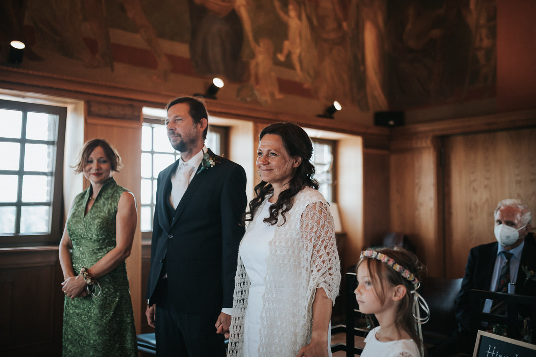 Brautpaar erhebt sich für das Ja Wort im Hochzeitsturm Darmstadt