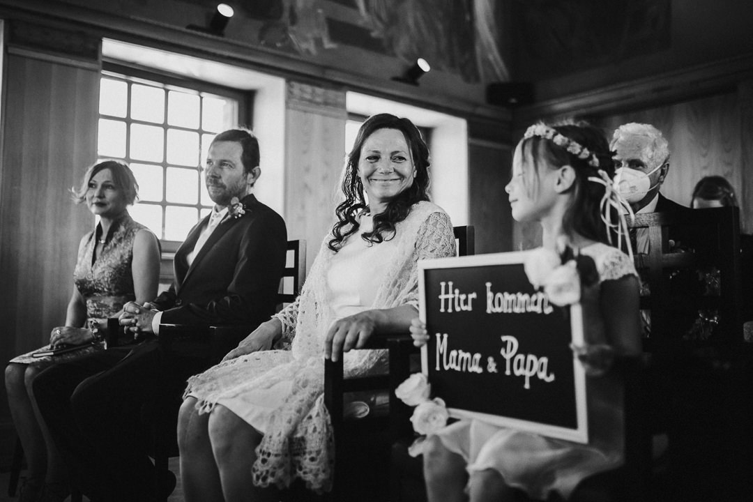Braut lächelt ihrer Tochter während der Hochzeit in Darmstadt zu