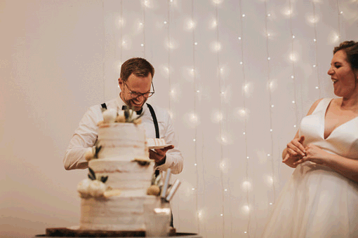 GIF Das Brautpaar probiert die Hochzeitstorte