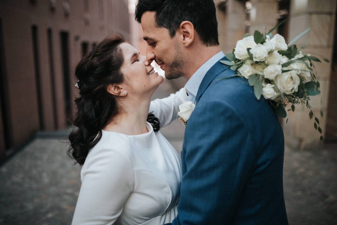 Brautpaar küsst sich in Frankfurt Innenstadt