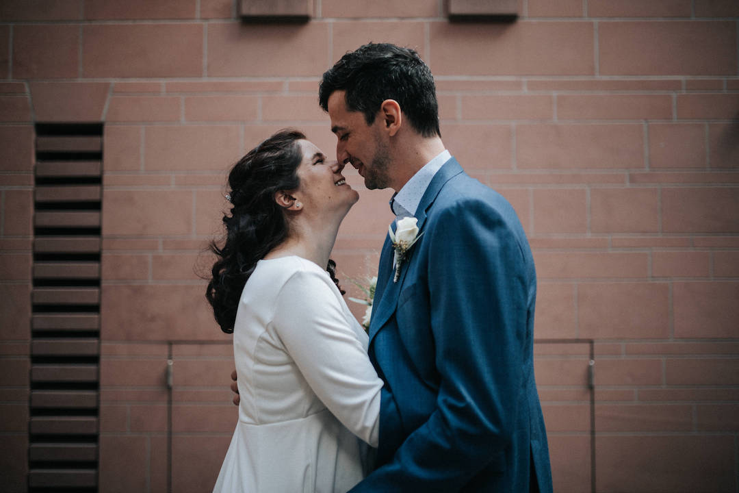 Braut küsst Bräutigam Hochzeitsbilder in Frankfurt am Main