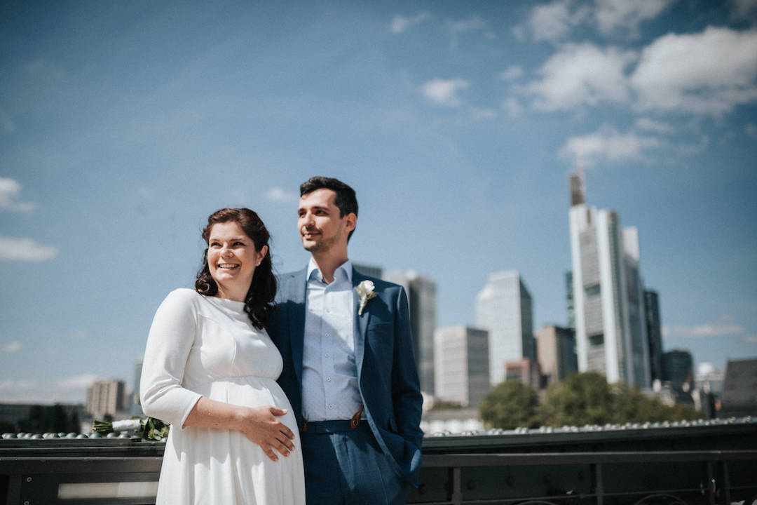 Brautpaar vor der Frankfurter Skyline
