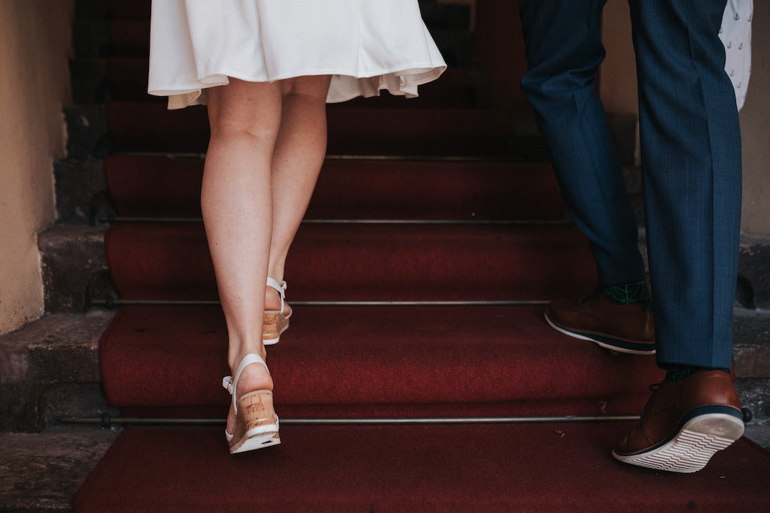 Brautpaar geht die Treppen im Römer zum Trausaal hoch