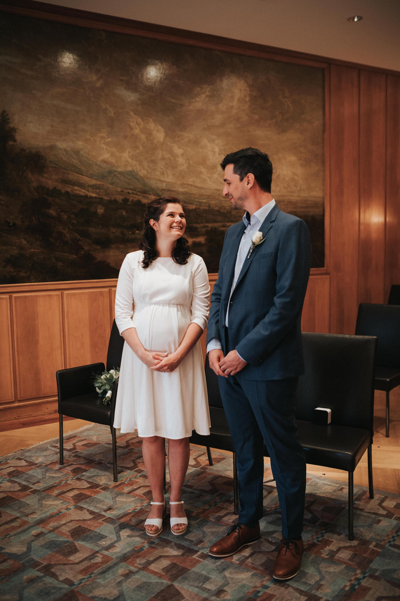 Standesamtliche Trauung im Römer Frankfurt Brautpaar lächelt sich zu