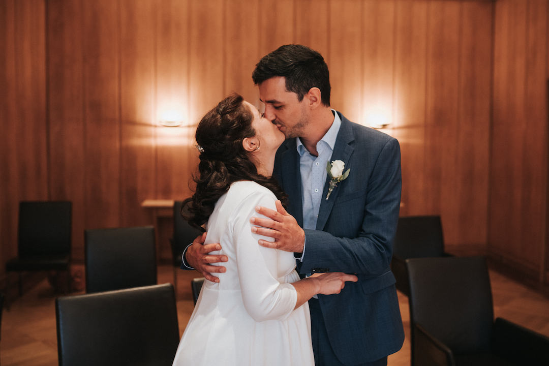 Brautpaar küsst sich zur standesamtlichen Trauung im Römer Frankfurt