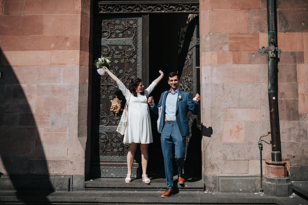 Verheiratetes Ehepaar nach der standesamtlichen Trauung im Römer Frankfurt