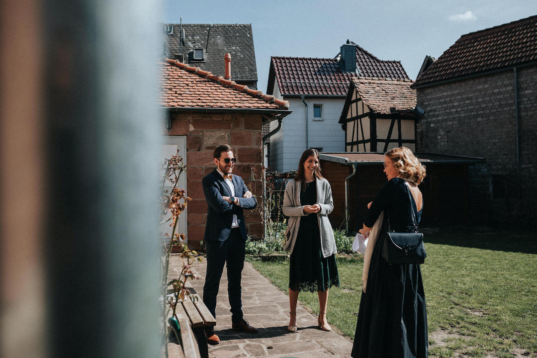 Hochzeitsgäste im Garten der Alten Kirche Niederweimar