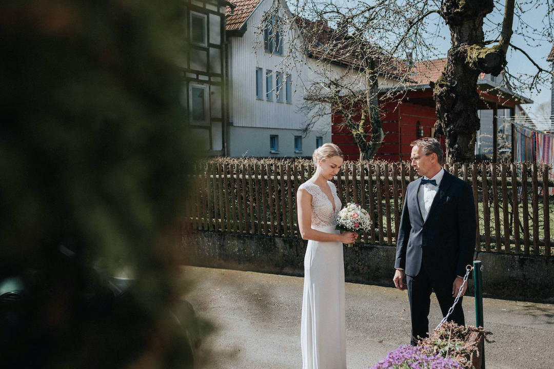 Braut mit Vater vor dem Einzug in die Alte Kirche Niederweimar