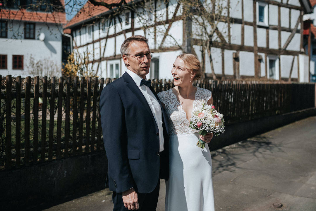 Braut mit ihrem Vater vor der Hochzeit in der Alten Kirche Niederweimar