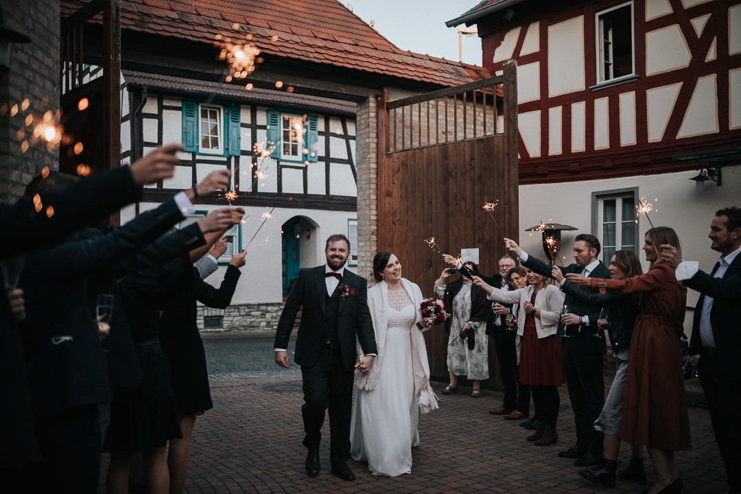 Brautpaar läuft in die Kleine Residenz am Schloss Hochheim