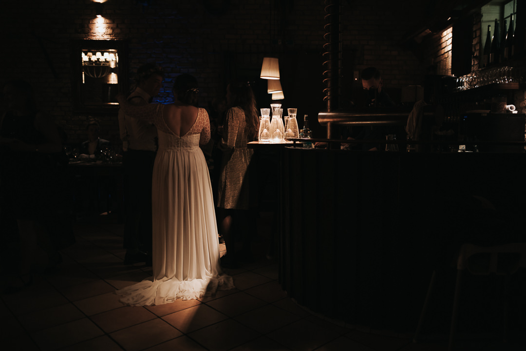 Brautkleid im Lichtstreifen an der Bar der Kleinen Residenz am Schloss Hochheim