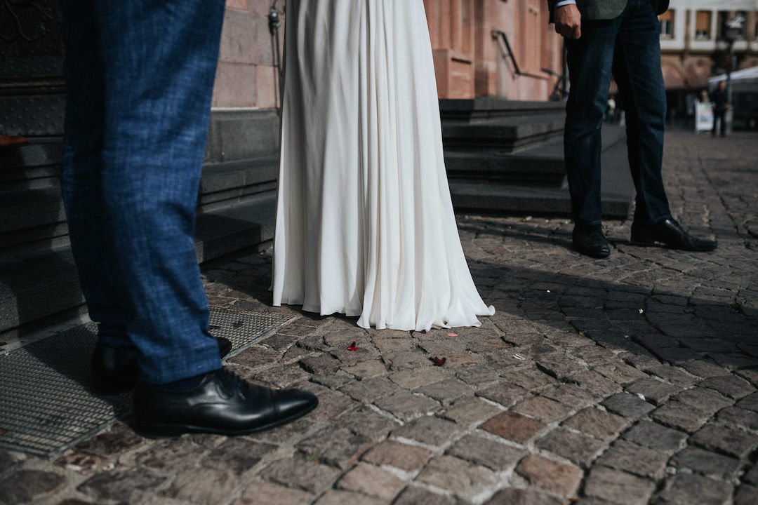 Braut und Bräutigam stehen auf dem Römer Frankfurt