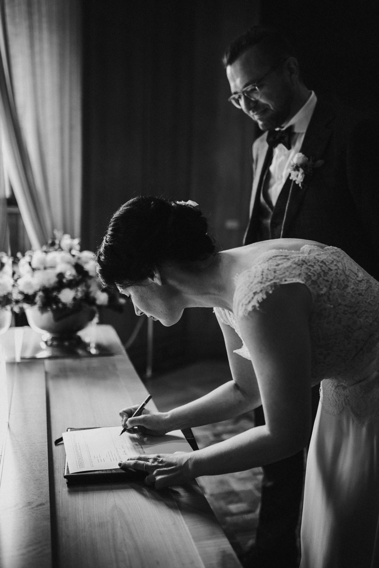 Braut unterzeichnet die Eheschließung im Römer Frankfurt