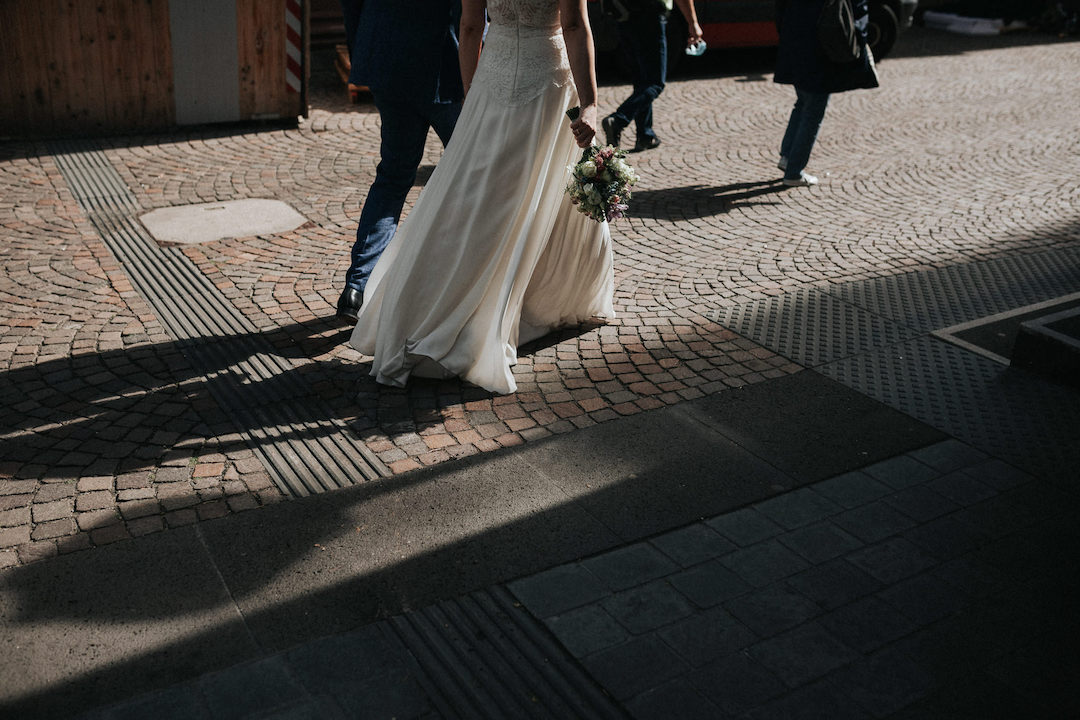 Braut und Bräutigam laufen durch Frankfurt