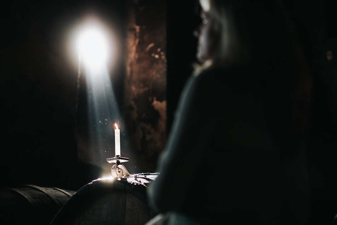 Licht fällt auf eine Kerze im Kloster Eberbach