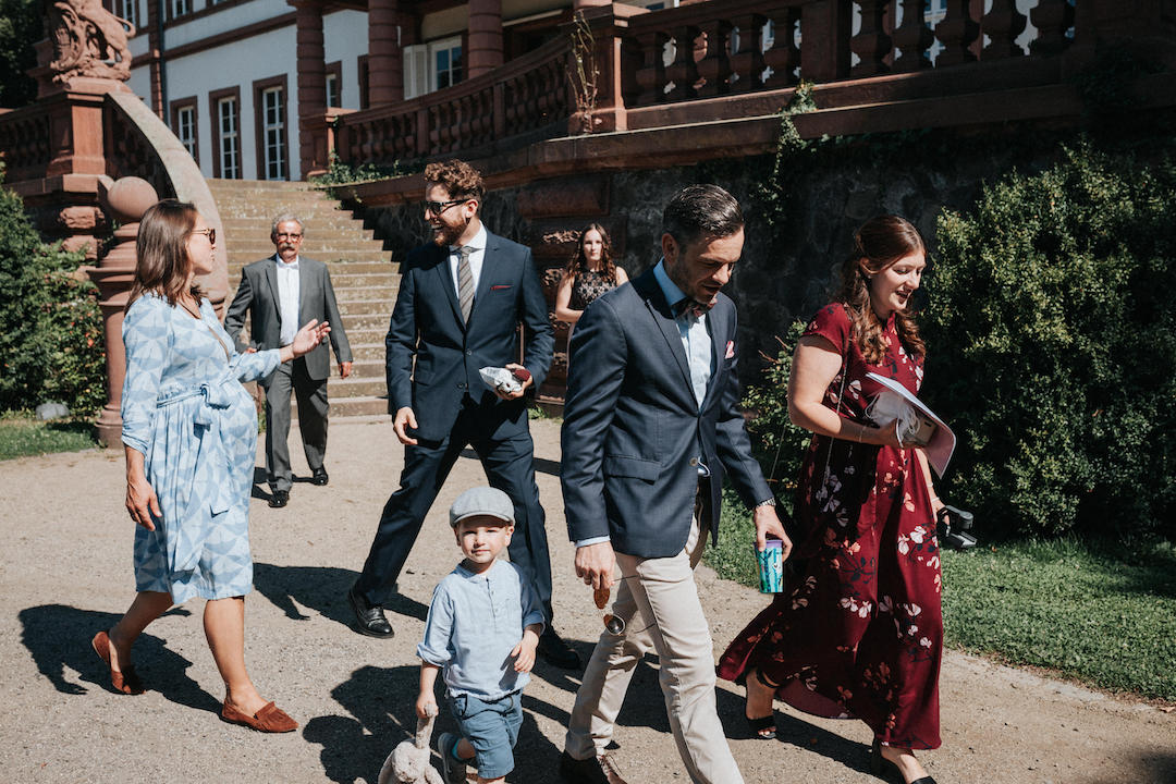 Gäste laufen den durch den Schlosspark von Schloss Philippsruhe in Hanau