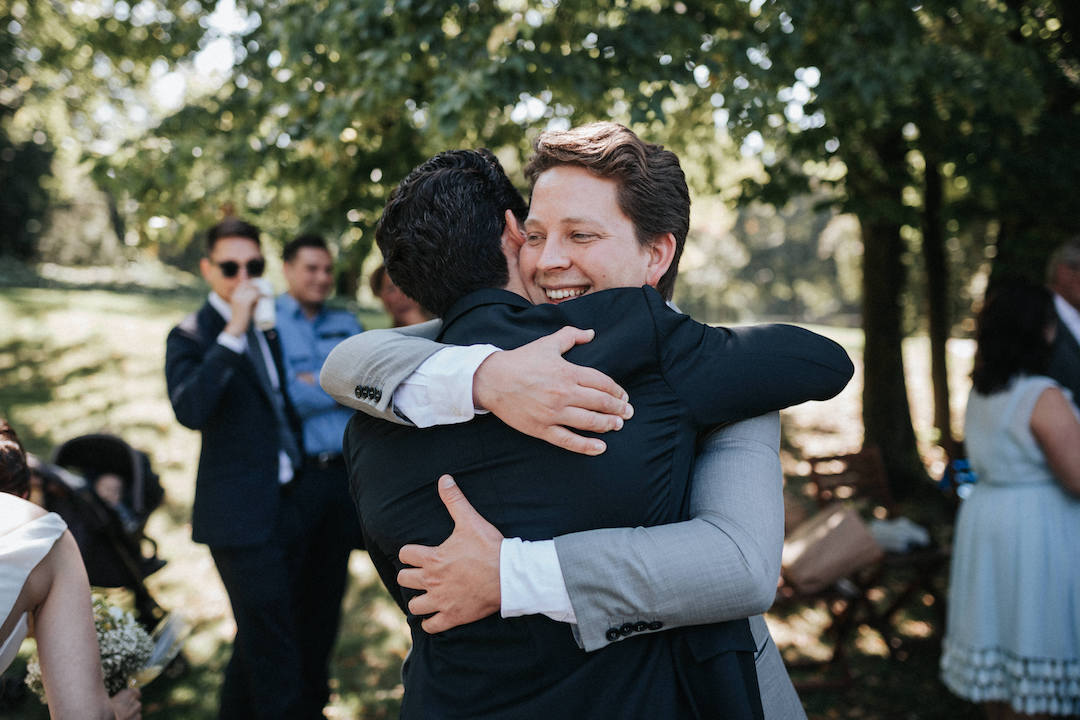Freund umarmt den Bräutigam