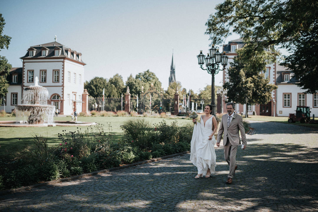 Braut mit ihrem Vater im Park des Schloss Philippsruhe