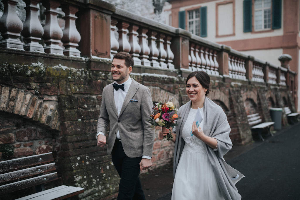 Brautpaar auf dem Weg zur Hochzeit im Bolongaropalast Frankfurt