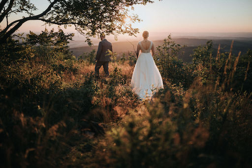 Brautpaar im Sonnenuntergang auf dem Feldberg