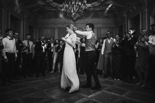 Das Brautpaar tanzt den ersten Tanz.