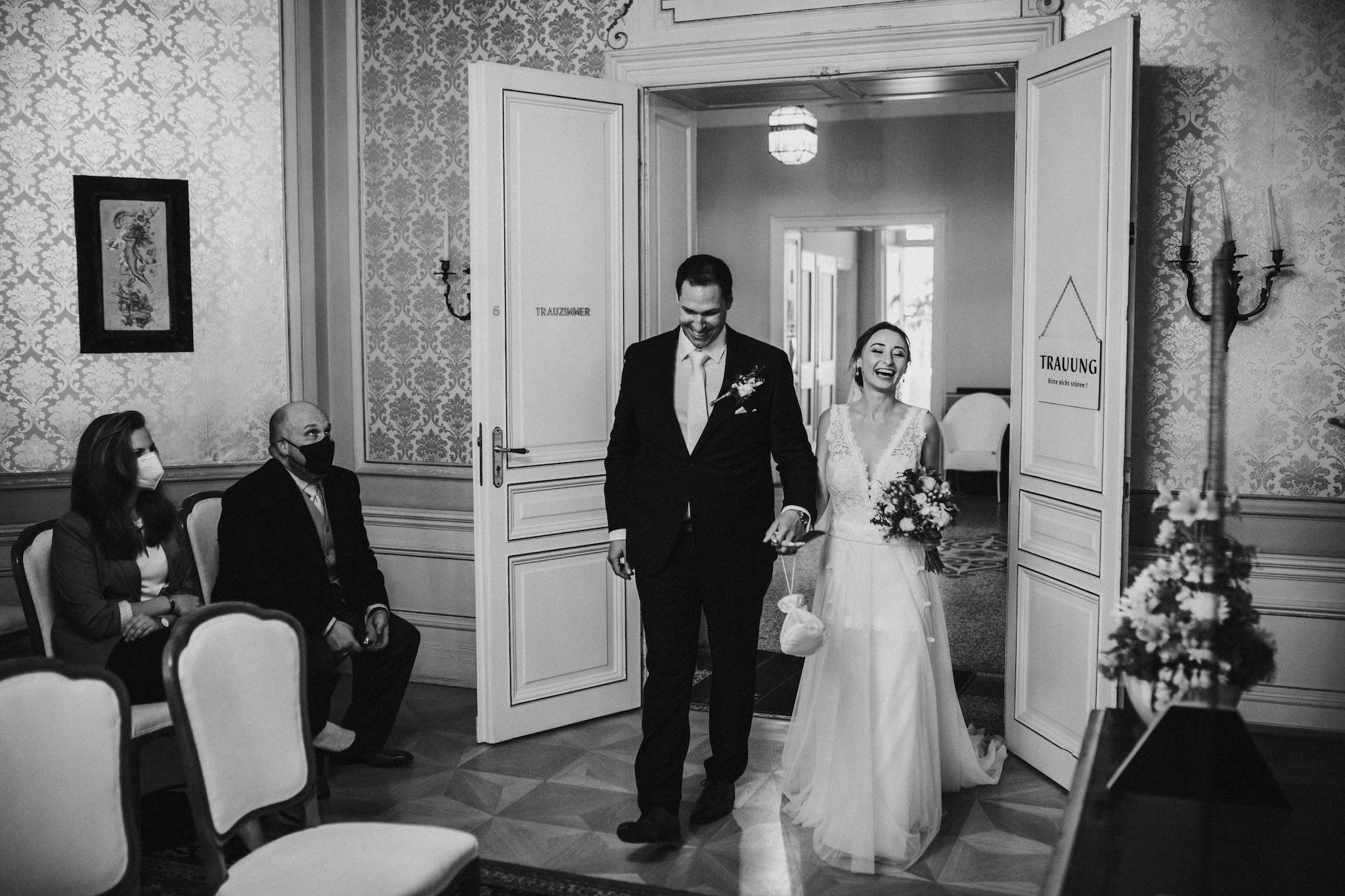 Brautpaar läuft in das Zimmer des Standesamtes der Villa Leutert ein.