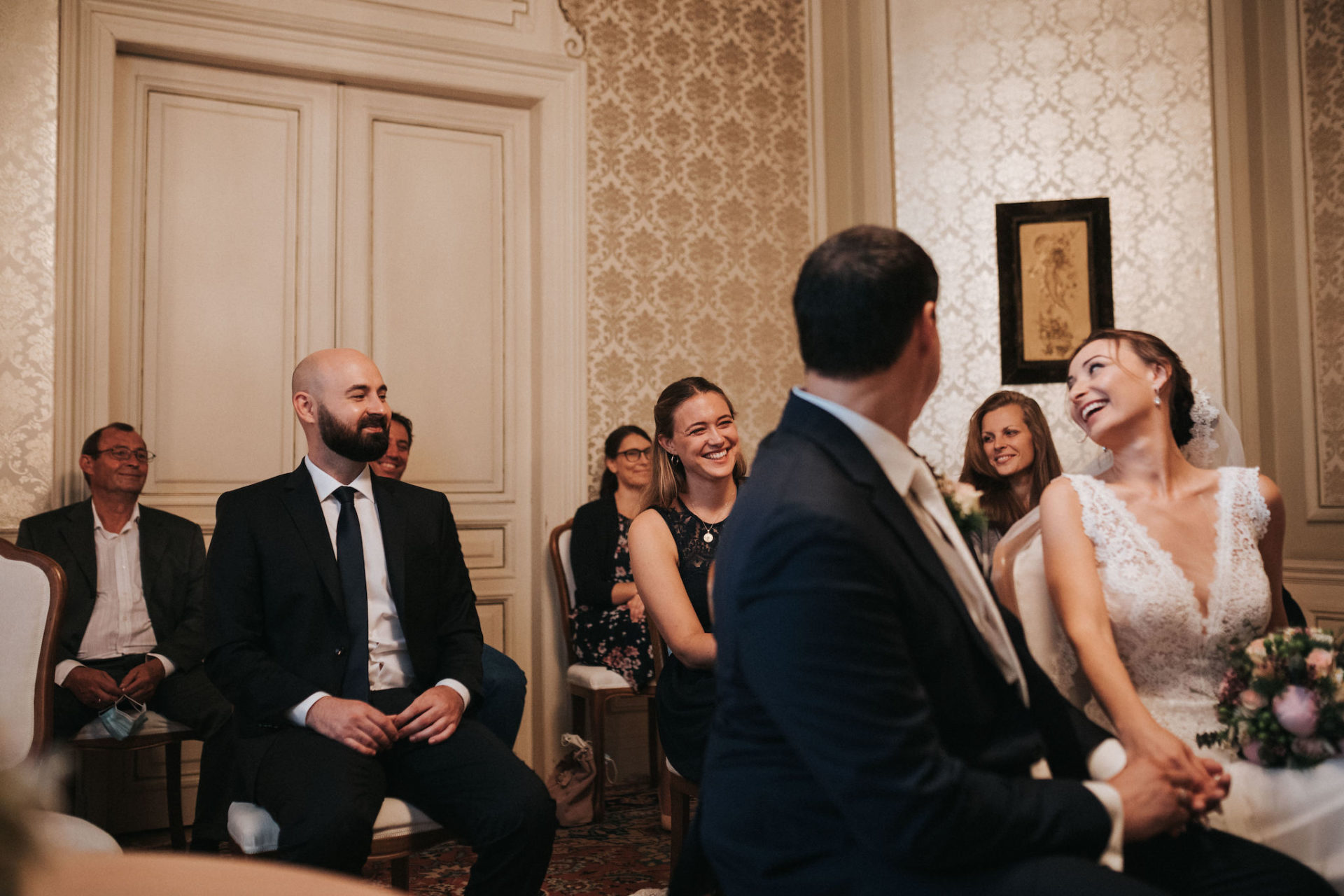 Hochzeitsgesellschaft lacht bei der Trauung in der Villa Leutert.