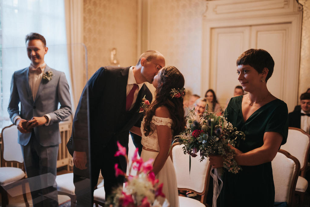 Der erste Kuss des Brautpaares während der standesamtlichen Trauung in der Villa Leutert.