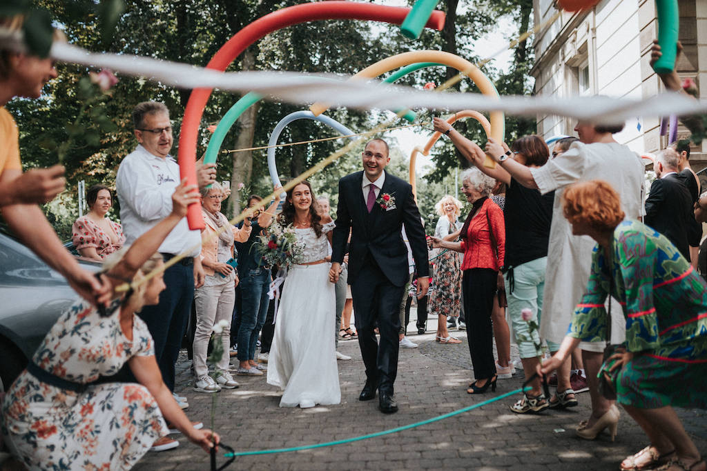 Auszug des Brautpaares aus der Villa Leutert in Gießen mit einem Spalier der Hochzeitsgäste