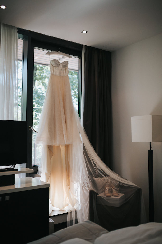 Brautkleid hängt vor dem Fenster