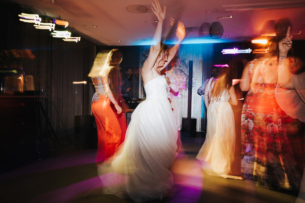 Braut tanzt bei der Party