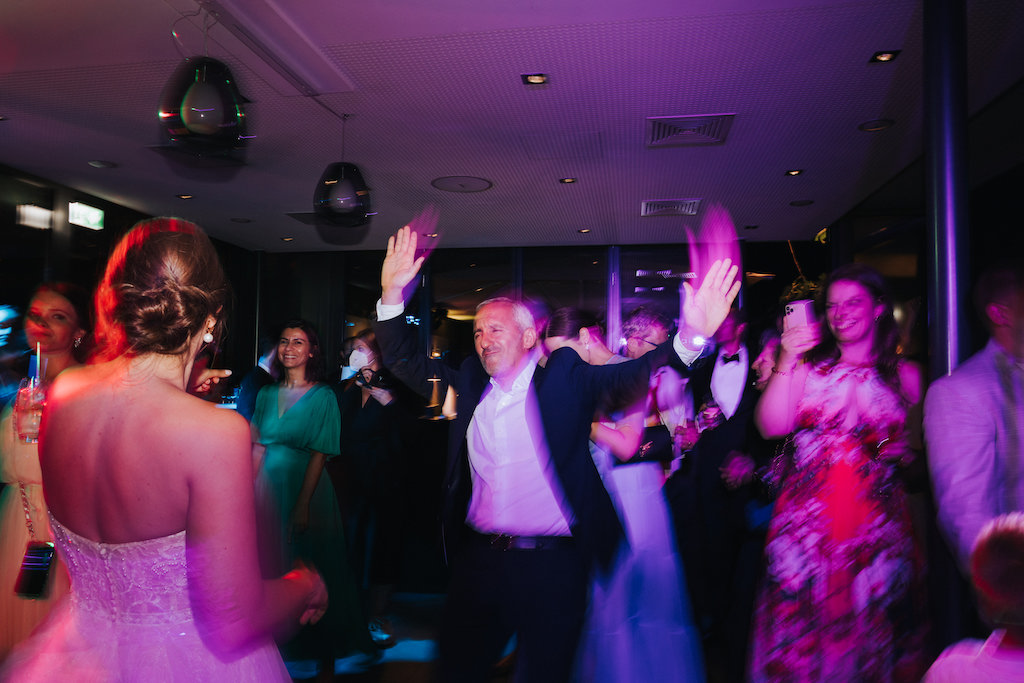 Hochzeitsgast tanzt
