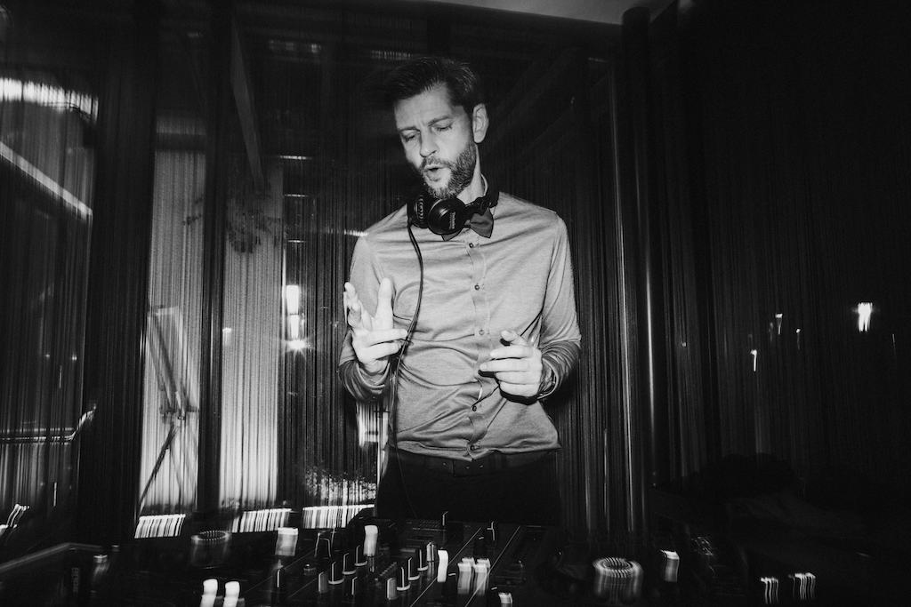 Porträt des DJ in Schwarz Weiß