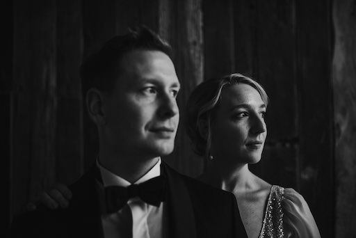 Bild in Schwarz Weiß vom Brautpaar.