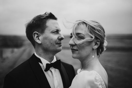 Portrait des Brautpaares in Schwarz Weiß