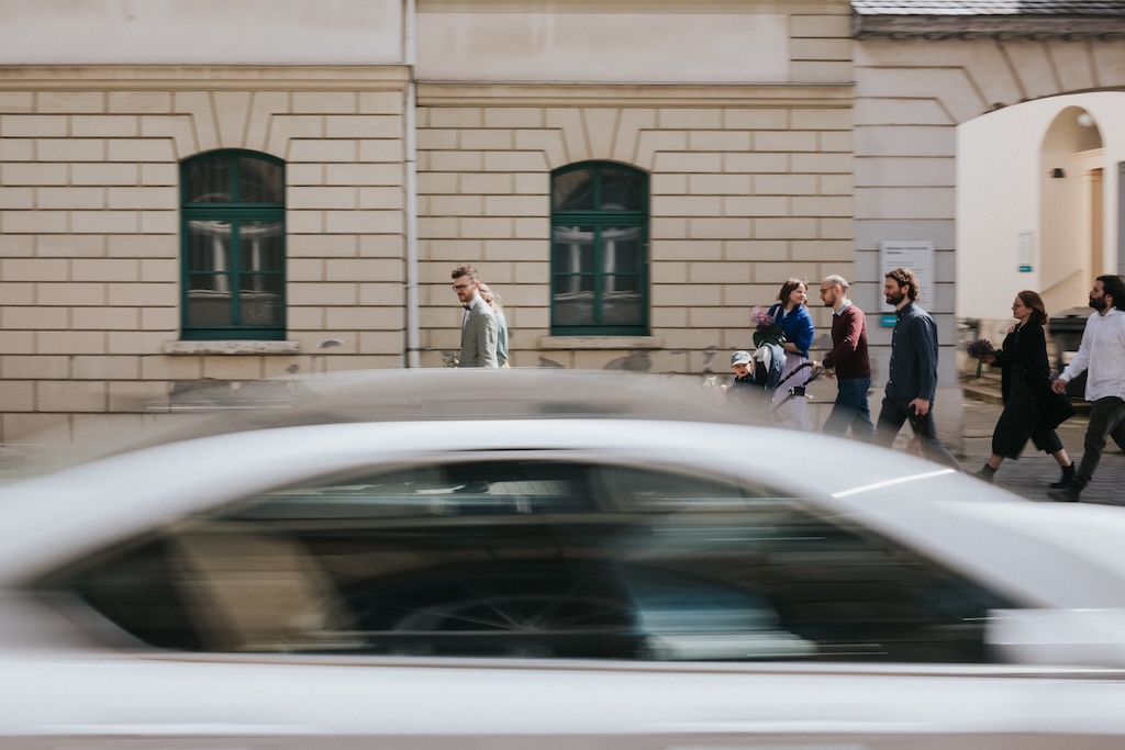 Brautpaar mit Trauzeugen in Bewegungsunschärfe auf der Straße.