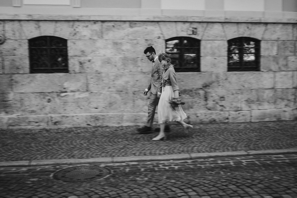 Brautpaar läuft vor einer Steinwand mit Bewegungsunschärfe