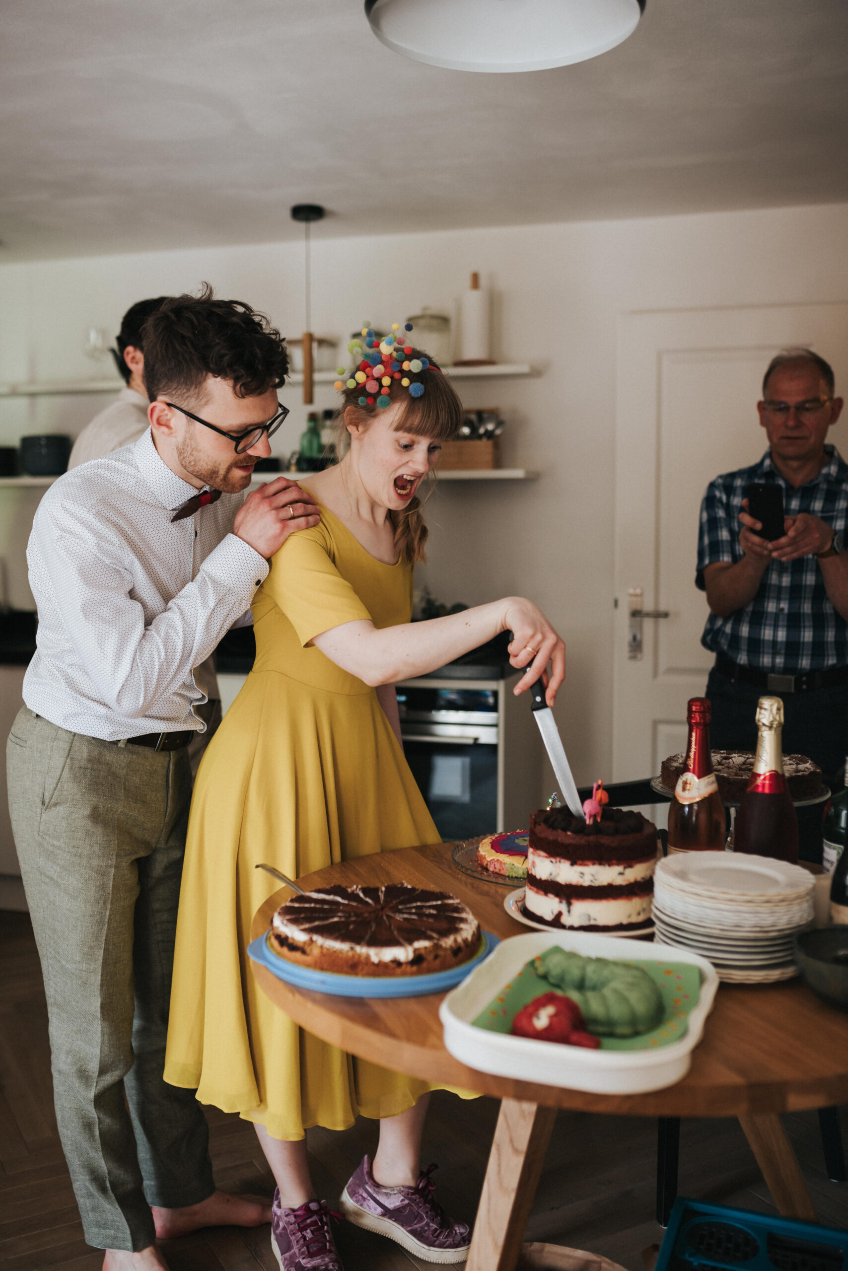 Brautpaar schneidet eine Torte an.